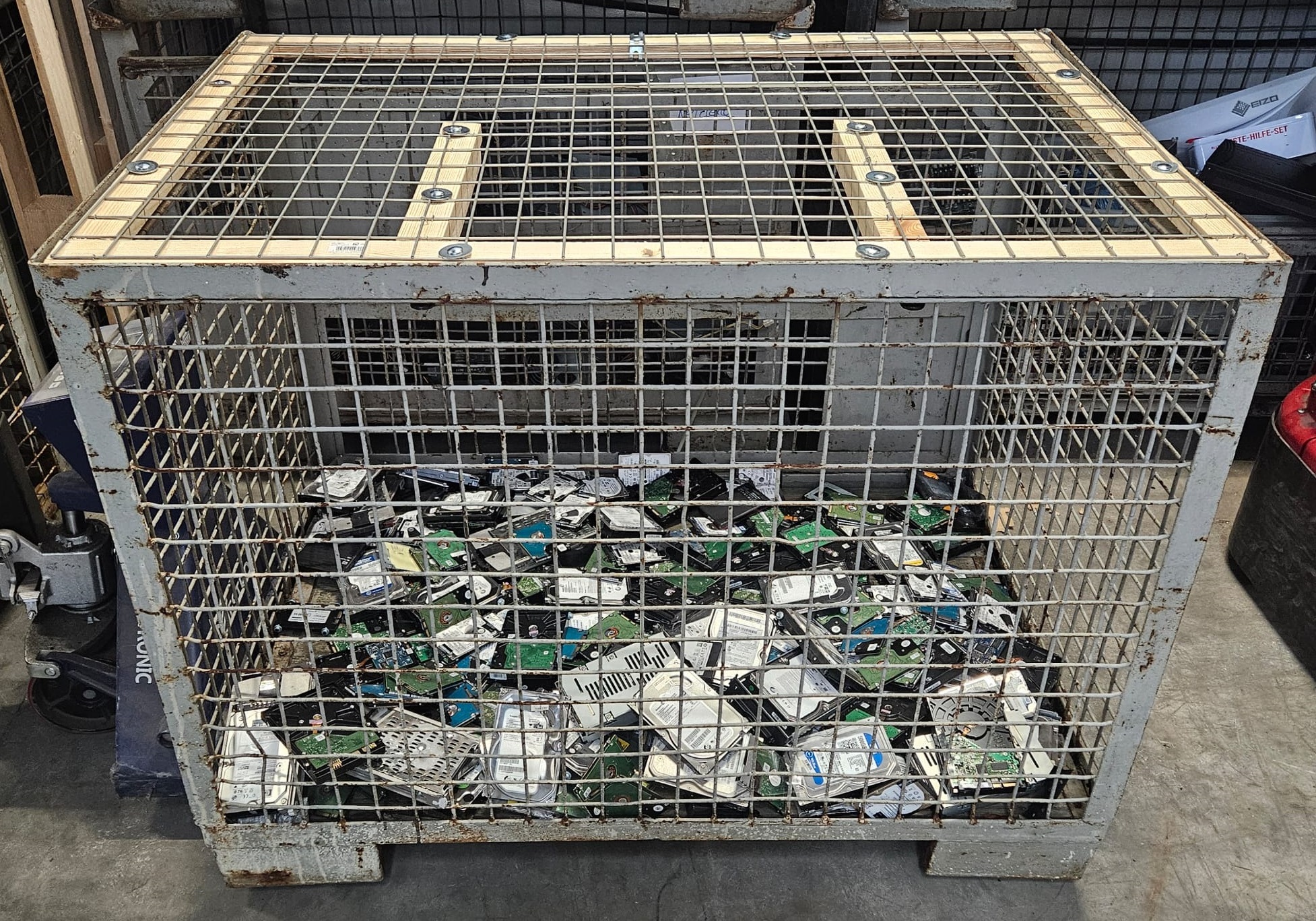 Ausgesonderte Festplatten in einer Gitterbox