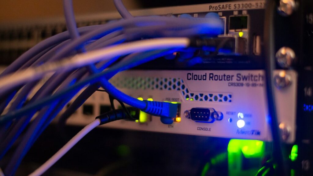 Netzwerkhardware mit angeschlossenen Ethernetkabeln